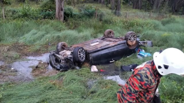轿车大道失控翻覆坠沟 马国母亲与一岁儿溺毙