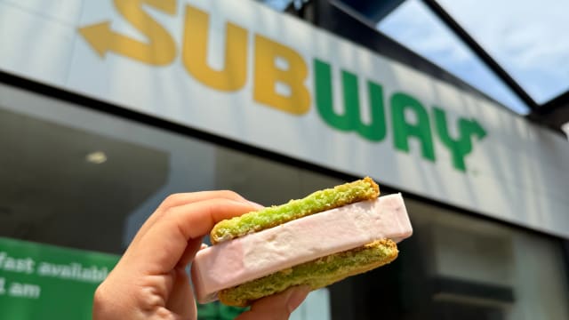 #sgdeals Subway欢庆SG60，街头送曲奇冰淇淋甜点！