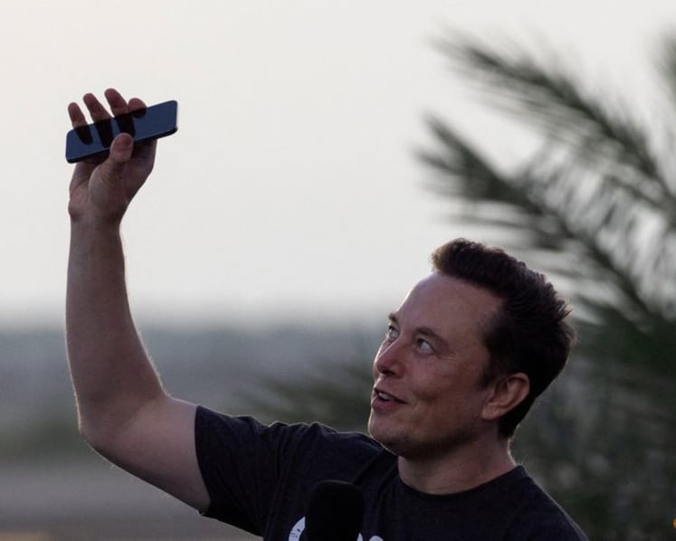 Musk denies WSJ report that SpaceX showed AI handset prototype before IPO