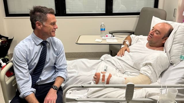 与枪手搏斗后中弹 邦迪海滩夺枪英雄完成首次手术康复中