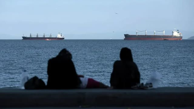 土耳其海域一艘货船同油轮相撞后沉没 10名船员失踪