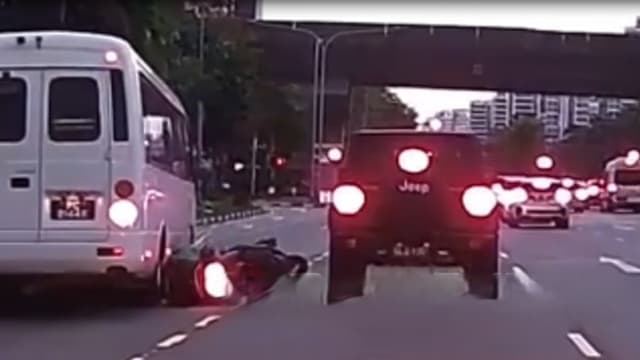 摩托车追尾吉普车翻覆 骑士头部险遭后方小巴碾过