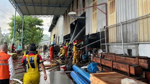 泰国纸巾厂大火 造成八死两人失踪