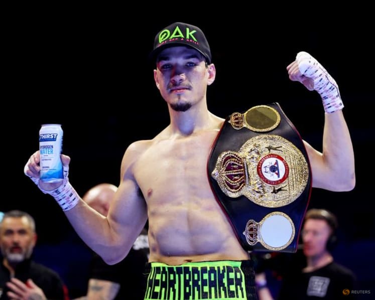 Figueroa loses WBA featherweight title after missing weight