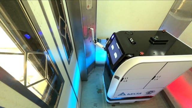 听力练习：会自己搭电梯的送货机器人