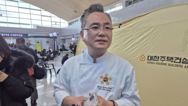 认识的制作人搭上济州航空死亡班机，《黑白大厨》安惟鍟带200饭卷慰问罹难者家属！