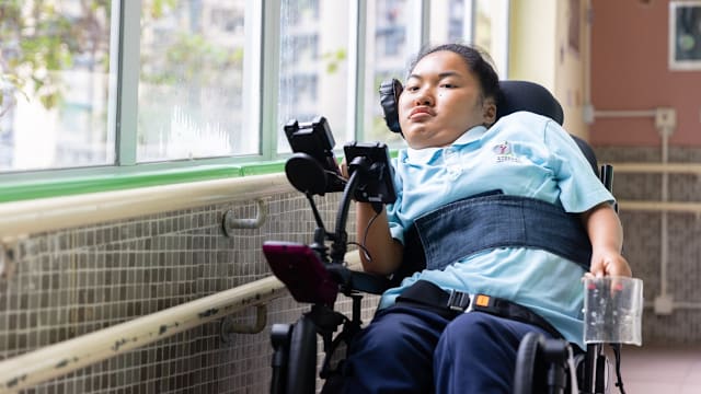 医生曾断言她活不过八岁 港女生仅靠两指完成文凭考试