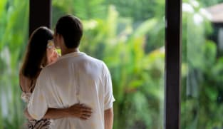 Curhatan perempuan dengan gaji lebih besar dari pasangan: Realita cinta dan finansial yang jarang terungkapkan