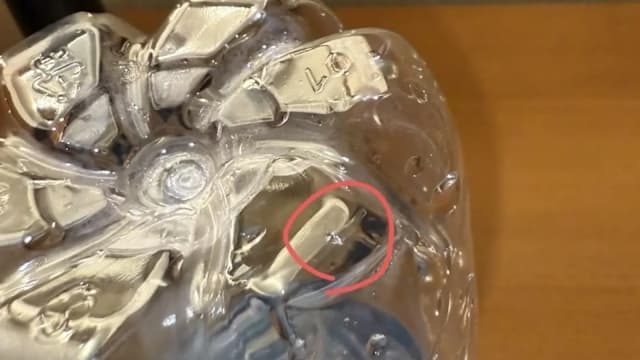 在酒店瓶装水发现小洞 情侣担心被投毒报警验血