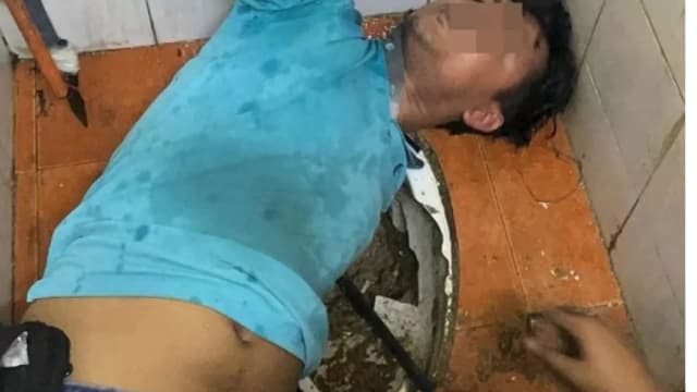 好心帮朋友捡回手机 马国外劳手臂卡马桶