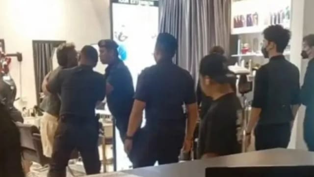 新山商场爆冲突 两狮城男被捕后警局继续开打