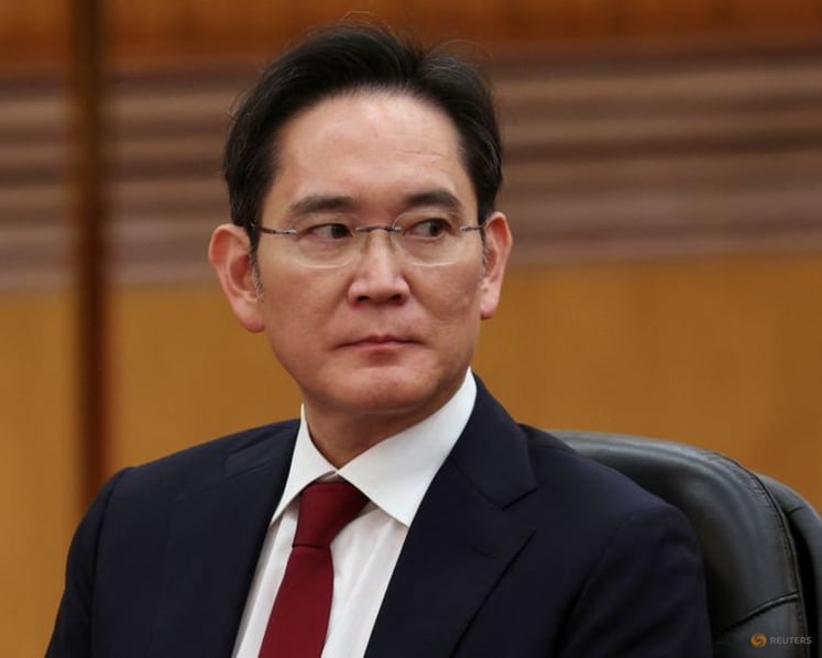Samsung Electronics Chairman Lee to buy 1.9 trillion won worth of shares from his mother 