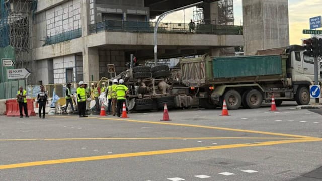 自卸卡车打滑侧翻车道 路段一度关闭 出动执法人员到场