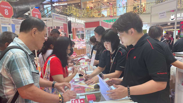 造币厂展销会举办第三天 上百名公众带动买气