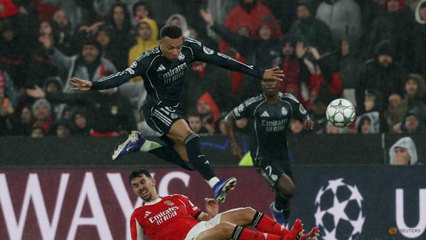Goalkeeper scores at death to keep Benfica in Champions League with 4-2 win over Real Madrid