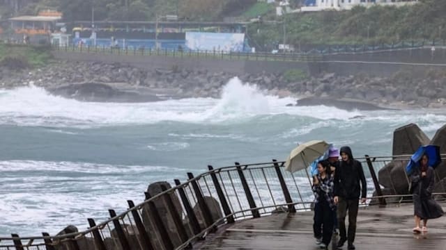 台风“凤凰”来袭 台湾四县市逾3000人紧急撤离