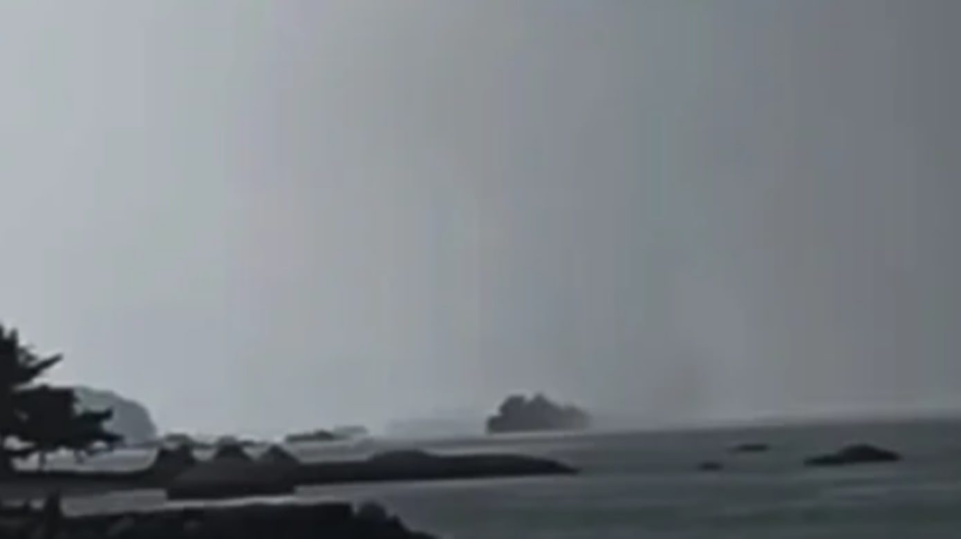 马六甲海上出现水龙卷 向岸边移动吓坏民众
