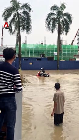 Heavy rain triggers flash floods across Klang Valley, leaving traffic stranded