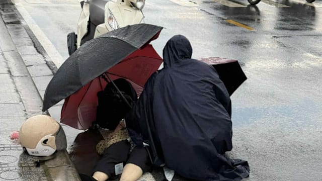 女子乘摩托车外出疑遭雷劈 头盔被炸裂当场身亡