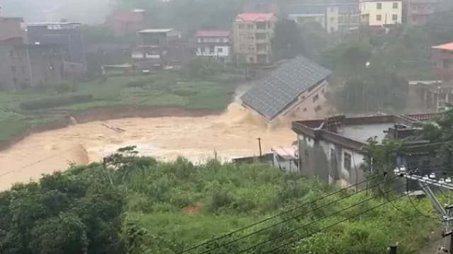 台风沙德尔再登陆中国福建 洪水冲垮三层楼民宅
