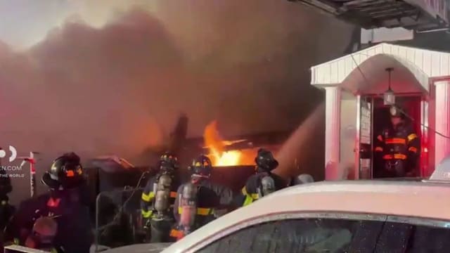 嫌犯疑纵火身亡 8警员被炸伤16人无家可归