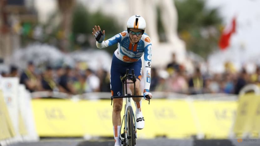 Bardet makes brief Tour appearance as water carrier