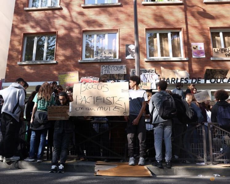 Hundreds of French high schools close as student protests continue
