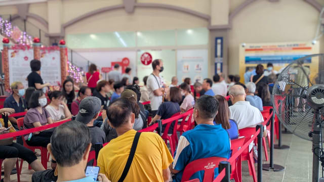 不少民众一早排队换领钞票 星展银行多增50%适用钞临时提款机