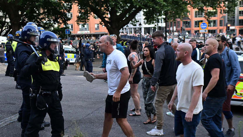 Starmer ikrar tindakan tegas terhadap perusuh ganas di UK Starmer ikrar tindakan tegas terhadap perusuh ganas di UK