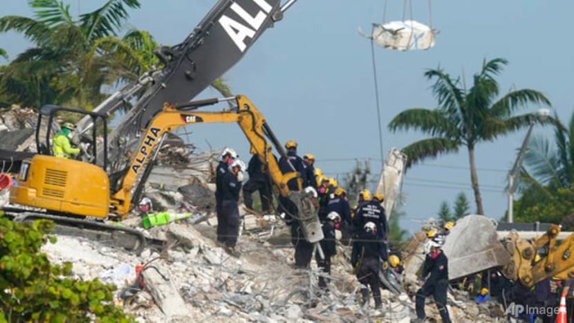 Florida condominium demolition opens up fresh rubble in collapse search
