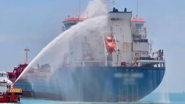 东柔佛海峡油槽船失火 附近养鱼场受促采取预防措施