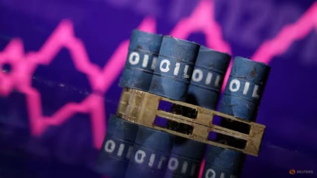 国际原油期货价格飙升14% 创2022年以来最大升幅