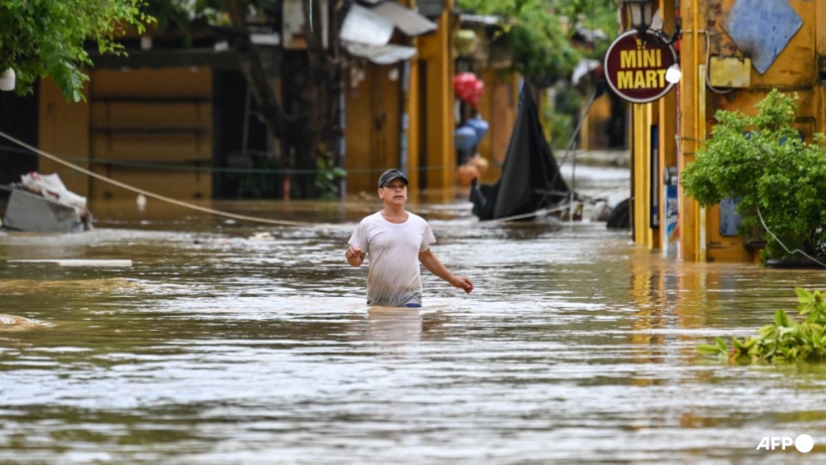 Vietnam floods kill 10, river level at 60-year high