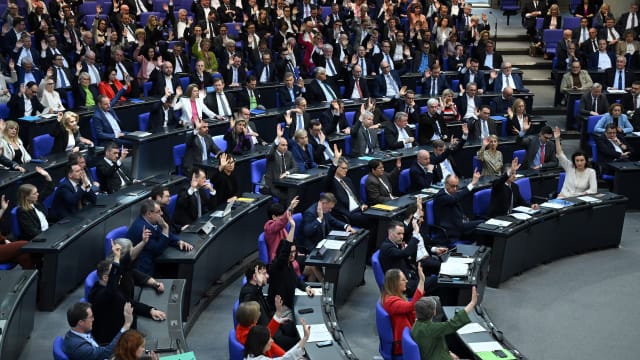 德国议会通过巨额财政方案 以振兴经济加强国防