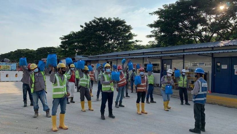 Inisiatif ihsan ItsRainingRaincoats ajak masyarakat sebar keceriaan kepada pekerja hijrahan sempena Deepavali