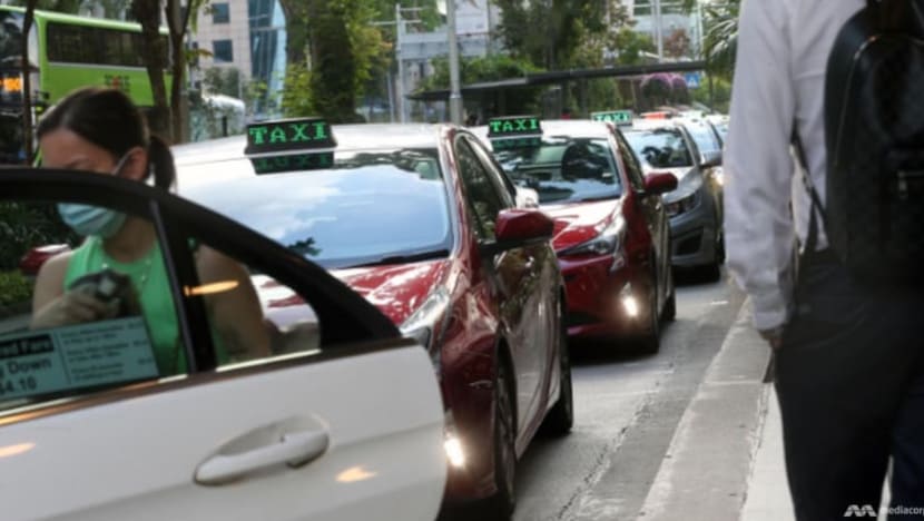 Pilihan di tangan mereka; pemandu teksi, kereta sewa privet nantikan hari tanpa pelitup Pilihan di tangan mereka; pemandu teksi, kereta sewa privet nantikan hari tanpa pelitup