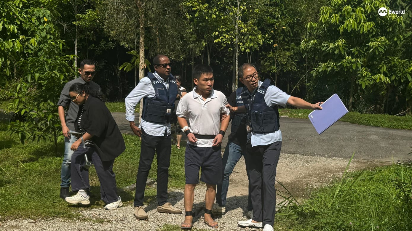 第二名被告Zhou Qifa接受警员问话。（图：叶衍娴）