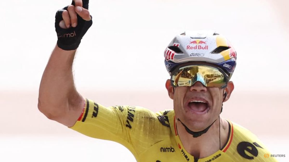 Van Aert wins Vuelta stage 13, Mas retains red