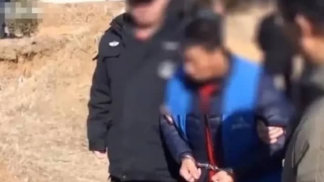 三姐妹扫墓祭父被炸死 竟是大伯为争地埋炸药所致
