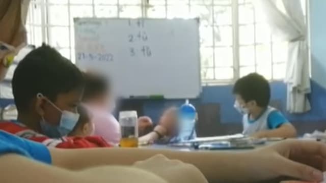 马国幼儿园疑虐童 强喂辣椒籽让孩童听话