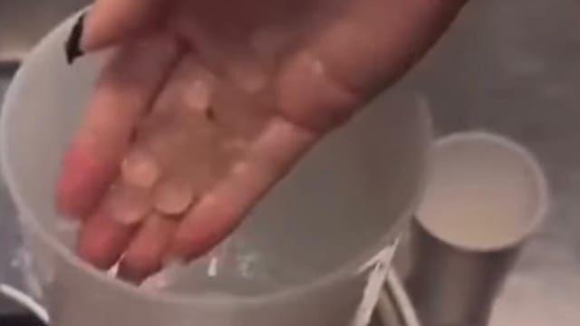 台湾奶茶店员工吐口水徒手拌珍珠 导致店面被终止加盟