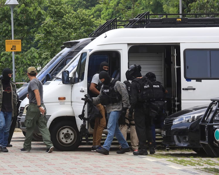 Cops break into Sembawang Drive flat in dramatic end to 17-hour standoff 