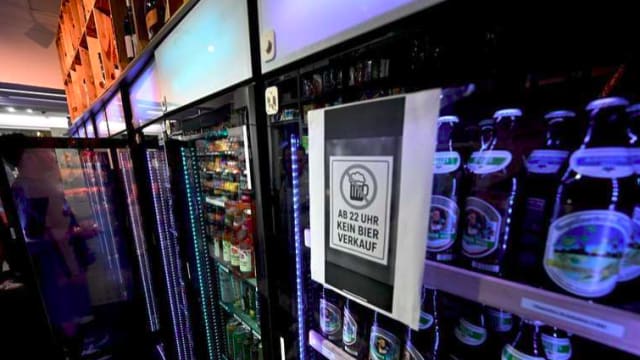 德国大学区夜间禁售啤酒薯片 学生店家示威迫使当局暂缓禁令