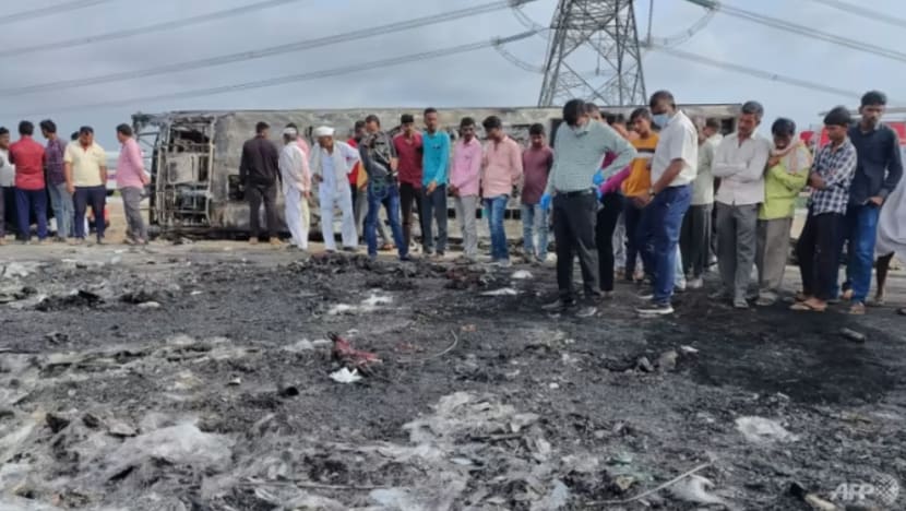 25 maut selepas bas rempuh tiang dan terbakar di India