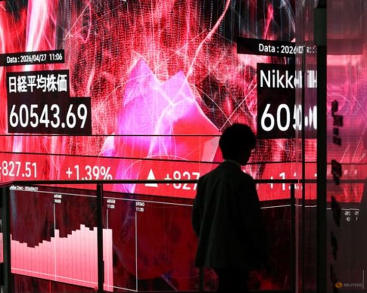 Asia stocks edge higher, oil up amid Gulf confusion