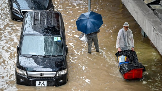 经历世纪暴雨却没提前预警 香港天文台遭市民强烈批评
