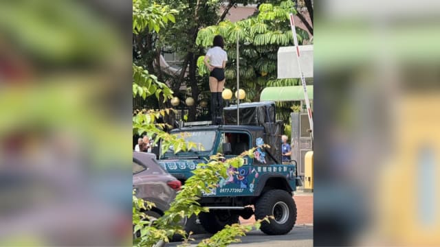 中学毕业礼惊现辣妹钢管秀 家长创意“大礼”惹争议