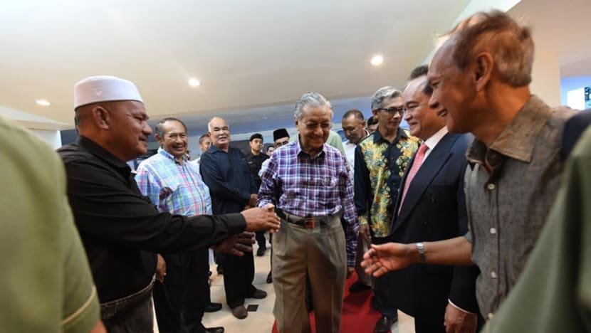 Pemandu teksi bertindak 'biadap' tidak setuju dengan pandangan Mahathir Pemandu teksi bertindak 'biadap' tidak setuju dengan pandangan Mahathir