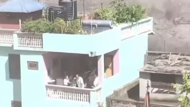 周围房屋接连被洪水冲走 绿色房屋屹立不倒