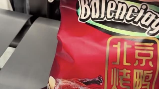 潮牌推“北京烤鸭包” 一个2800元但设计被吐槽